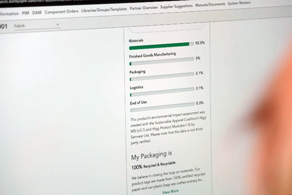 Computer screen displaying a product’s environmental impact assessment with material, manufacturing, packaging, logistics, and end-of-use breakdowns.